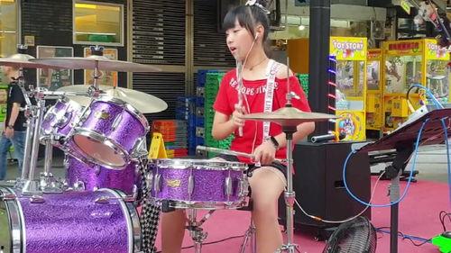 小女孩打架子鼓的视频,小女孩挥舞架子鼓，奏响欢乐旋律